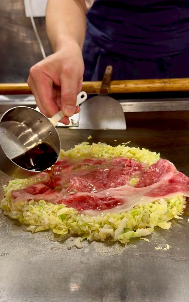 もんじゃの概念も変わる、鉄板の上で完成する“進化系出汁料理”