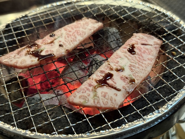 神楽坂の路地裏で35年。地元が離さない炭火焼肉の老舗