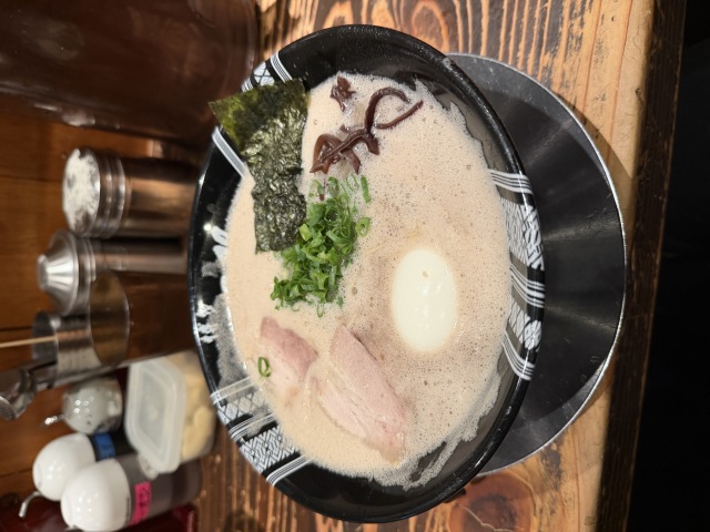 中洲の夜更けに、替え玉ありきの豚骨カプチーノ