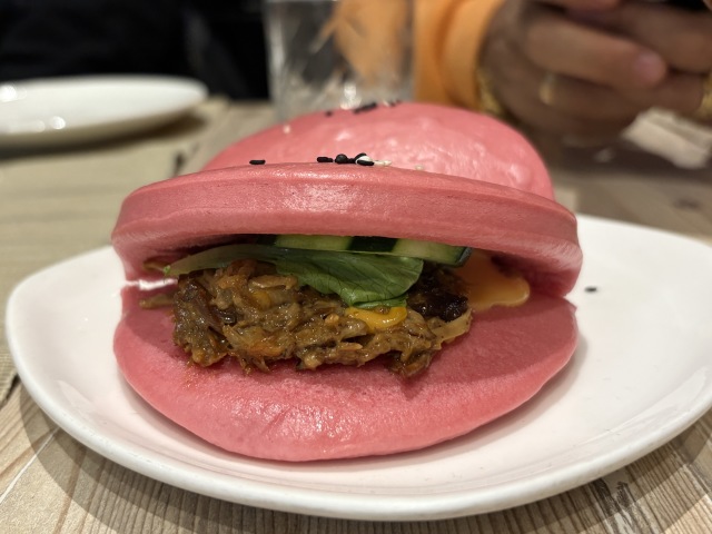 ミラノでフィリピン×日本のストリートフード。お好み焼きとバナナの葉のアドボが並ぶ食堂