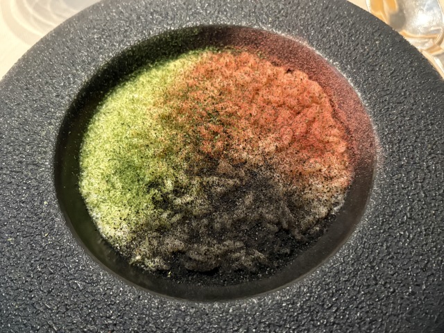モッツァレラに見えて、モッツァレラじゃない。ミラノの美術館に浮かぶ2つ星で、ナポリの記憶を食べる