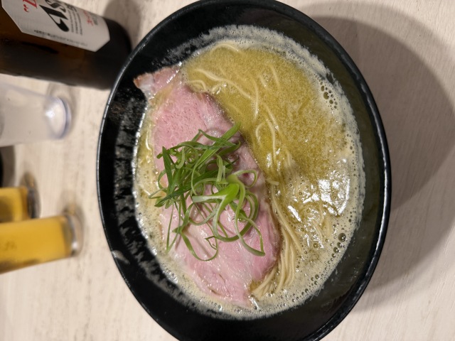 赤坂見附、朝6時まで。深夜に牡蠣出汁のラーメンをすする