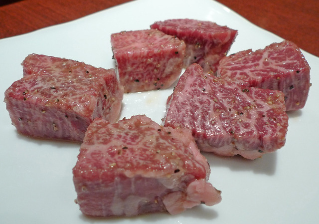 中国人に囲まれて羊のモモ肉を堪能する