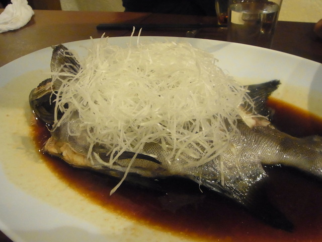 満席のお客たちの笑顔にあふれたワインバル
