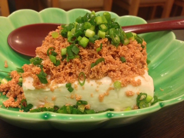 とにかく焼酎の数が半端ない。居酒屋風に楽しめる店