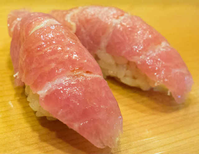 自家製ソーセージ、イカスミリゾットの魚介の深いコク
