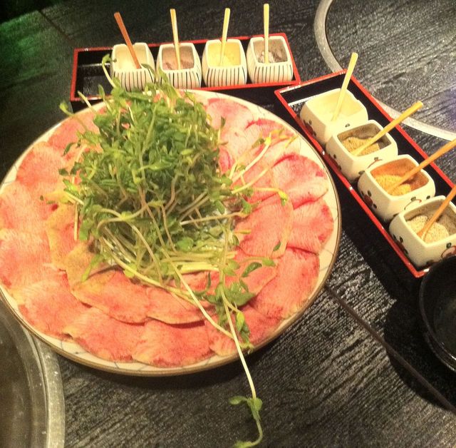 八種類の塩で食べる牛タンのしゃぶしゃぶ