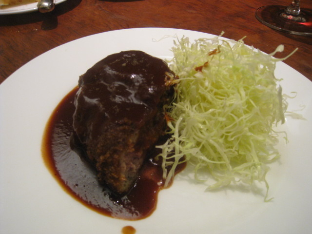 長年地元で愛されてきた精肉店が営む店