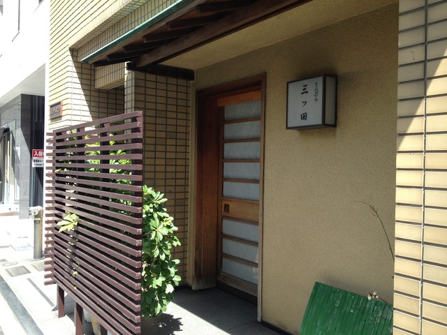 会員制で指紋認証で入る店。