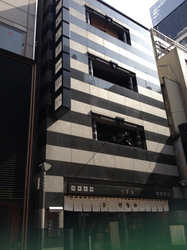 下町の名店で心を握られる