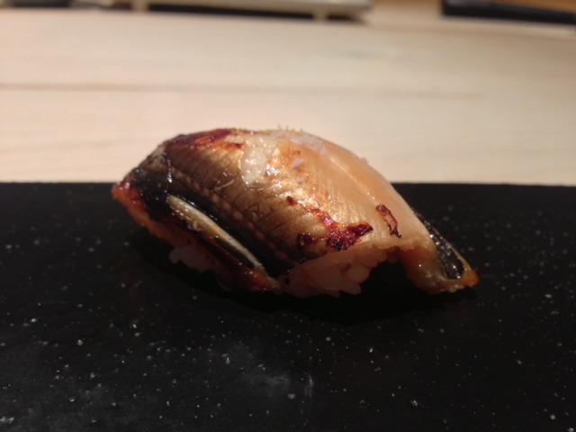 薪焼き肉料理に宿された聖なる生命力を享受する