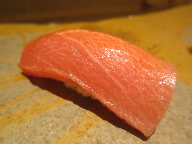 数種類の部位を楽しめるとんかつ店