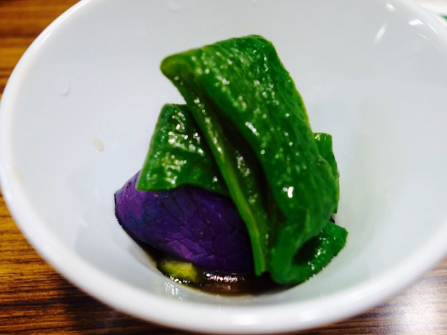こじんまりとした店で堪能するビオワインと料理