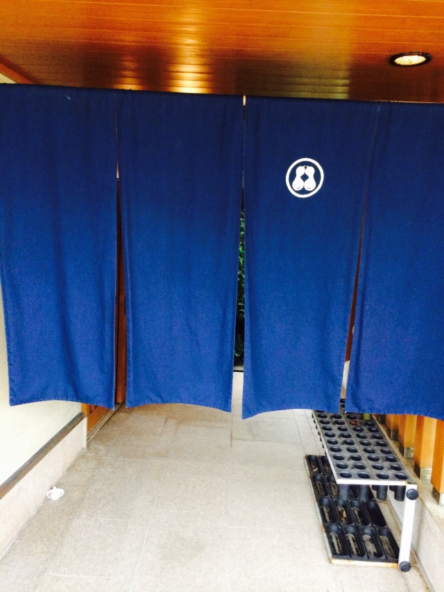 男前の美学が料理にもサービスにもカウンターにもデザインにも感じられる店。