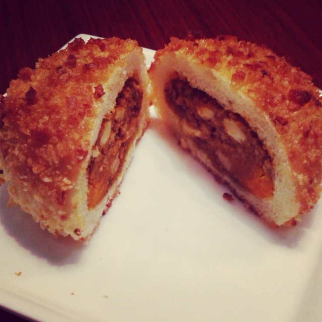 丸く揚げられたパンの中に香ばしいカレー。