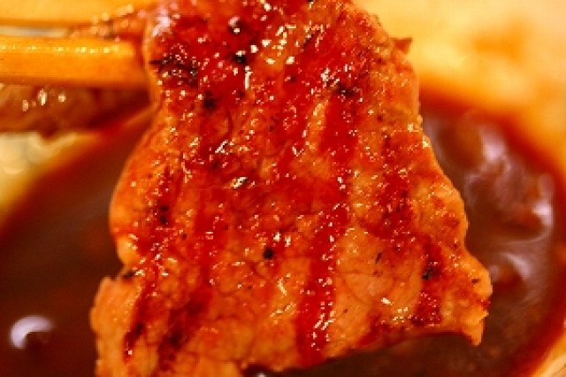 元町駅近くの小道に隠れた薪焼き料理のお店