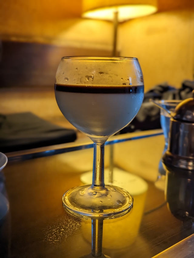 甘いミルクと苦いコーヒーの二層による「オレ・グラッセ」