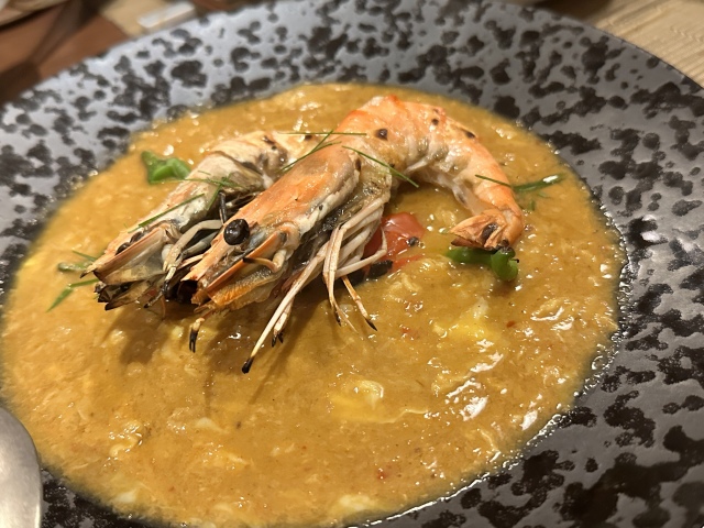 スタイリッシュな内装で食べるモダンタイ料理