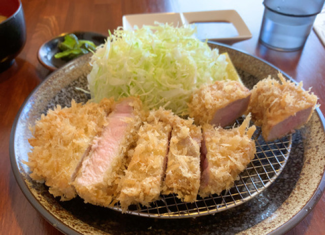 火入れがぎりぎりを狙う低温トンカツの店