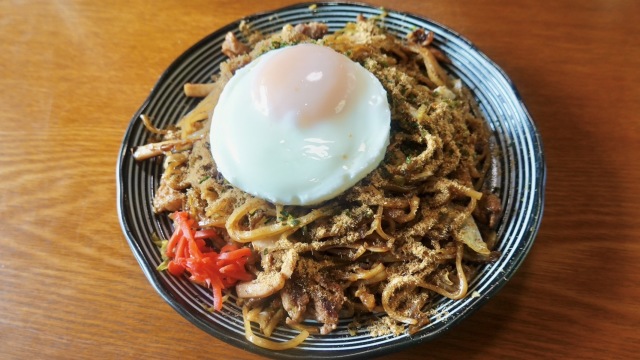 美味しい富士宮焼きそばが食べられる人気店！麺はハード系、肉かす、削り粉が決め手。