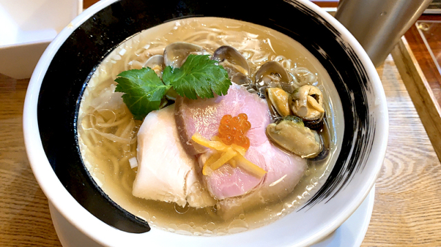 徐々に綺麗に味が広がる魅力的な貝出汁ラーメン