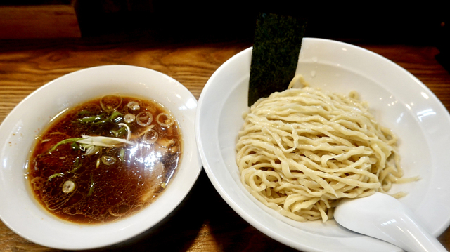 なかなか硬めのピロピロ多加水手揉み麺を酢が効いた清湯醤油スープにダイブ。