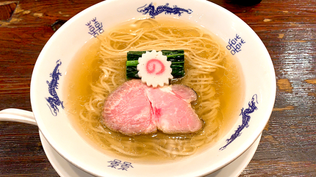 一口目から出汁の完璧なバランスで食べ手を魅了する