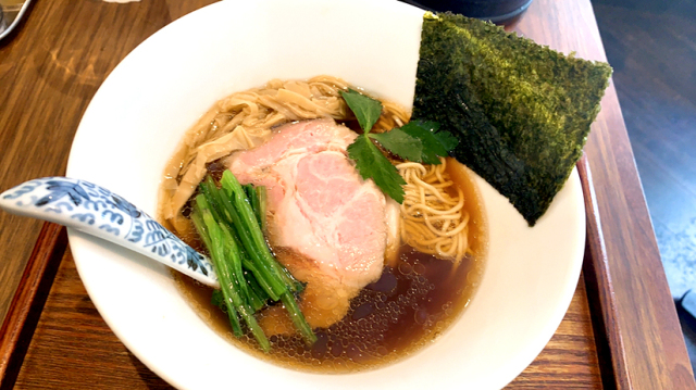 秀逸なバランスとしっかりとした複合的な出汁で食わせてくれる醤油ラーメン