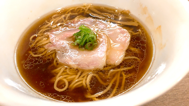 鶏の旨味の層の厚い洗練された醤油そば
