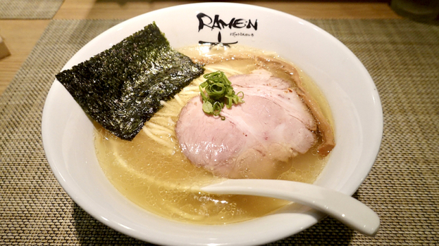 鶏の旨味に溢れた塩そばは必食