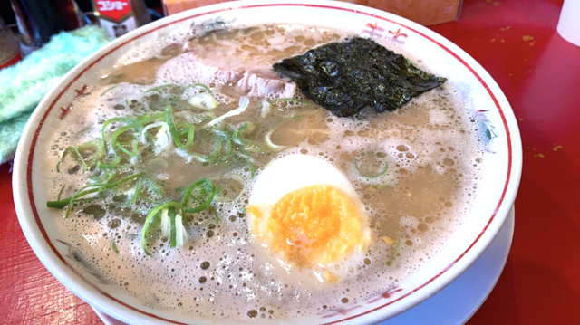 見た目は豚骨カプチーノ系だけどあっさりスープとのギャップ
