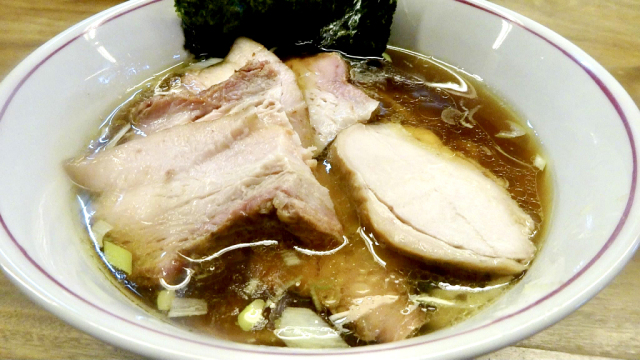 ふくよかな旨味とコク深いカエシが綺麗なスープ