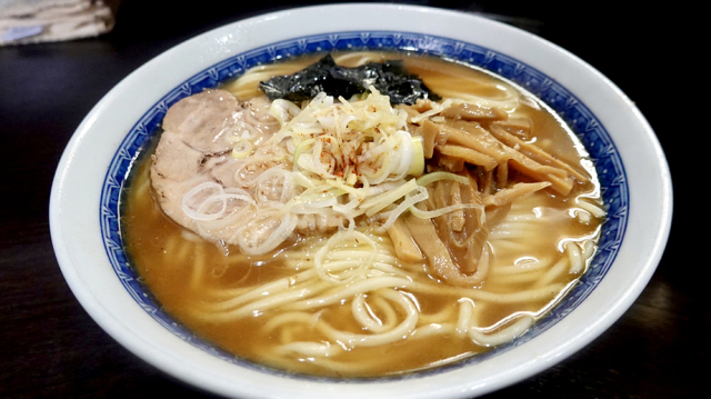 塩ラーメンは一口目でハートを掴むしょっぱ旨さ。
