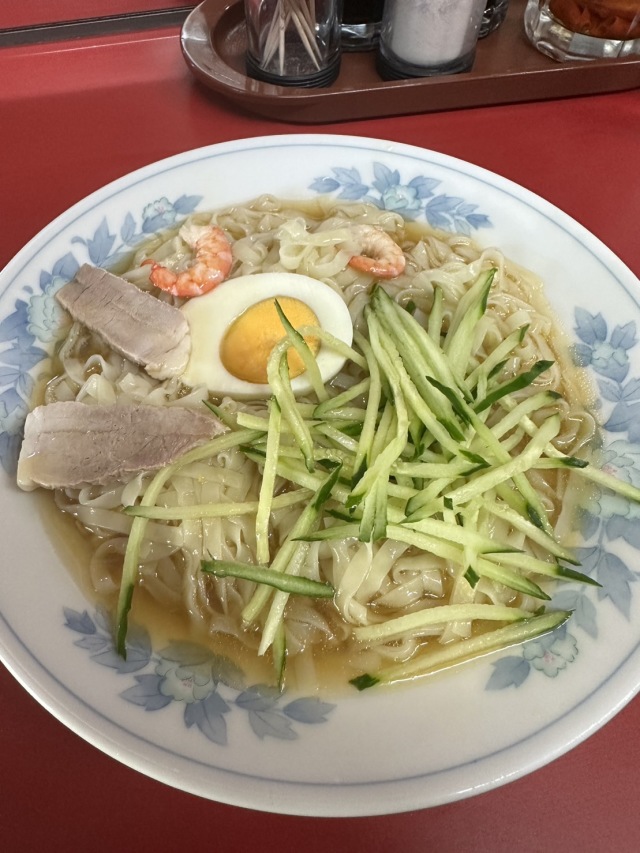 呉名物の冷麺は平打ち麺でツルッと食べられる。