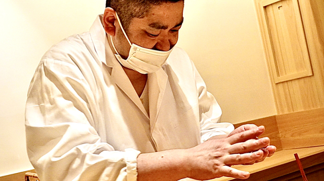 常識をぶち壊す熱シャリ！名手による温度変化とネタの調和を楽しむ唯一無二の握り！