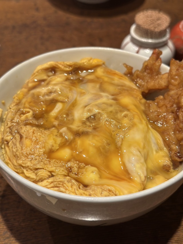 海老天卵とじ丼が名物の蕎麦屋