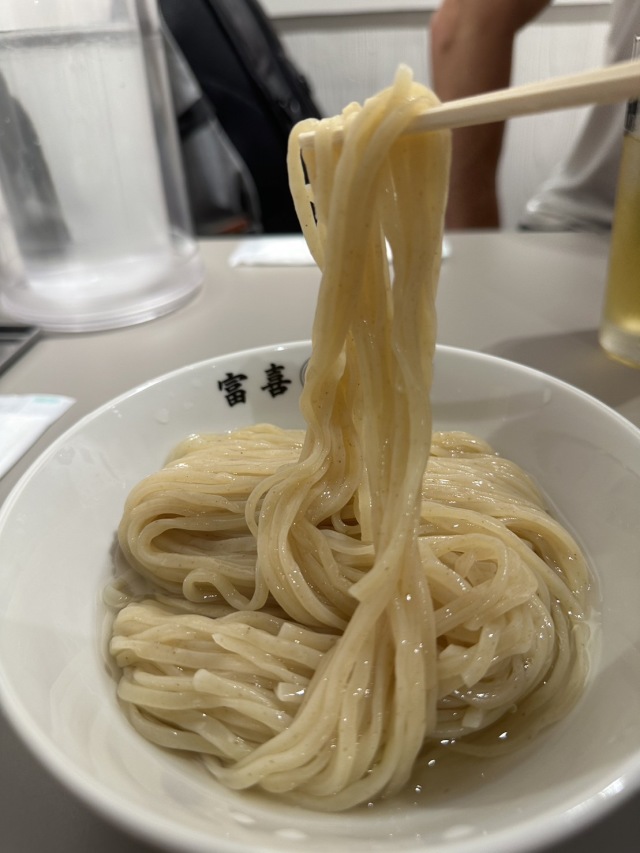 昆布汁に浸かってる麺をつけ汁に食べていただくスタイルのラーメン店