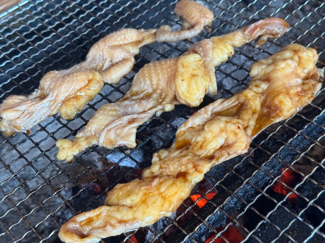 熊本市内から1時間以上かけて行く価値ありの新鮮な鶏肉を炭火で焼く