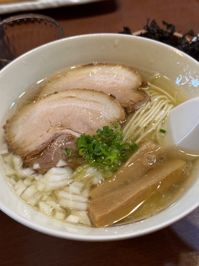 平日でも1時間以上待ちの北陸最高峰のラーメン