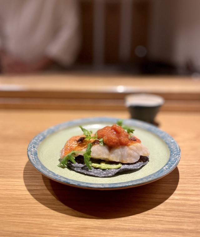 看板のないメキシコと日本の融合シーフードタコス店