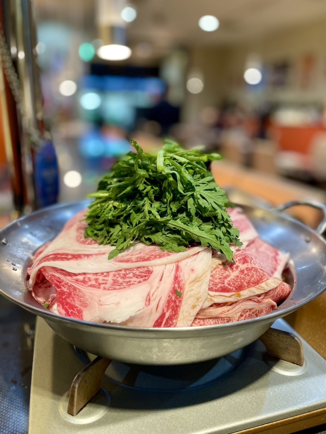 食べすぎ必須の極上すき鍋と、何でもありタパス店