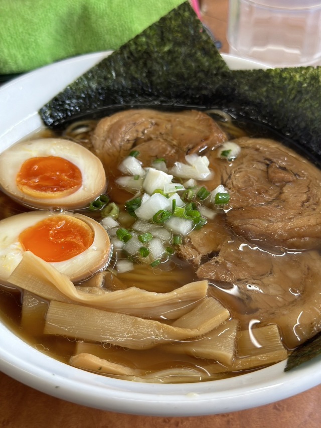 魚介と鶏のシンプルなスープに細めの麺に絡みつくラーメン