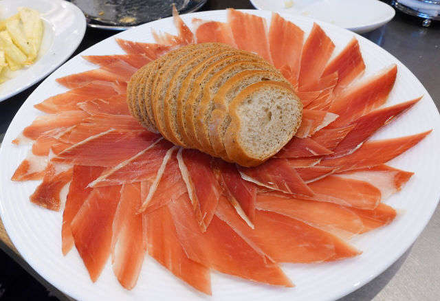 緻密に作られたスペイン料理を出すバル