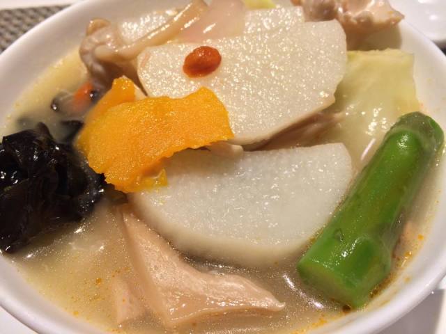 細やかで考え抜かれた料理と新鮮なアプローチで新たな鮨屋の形を提唱する新生