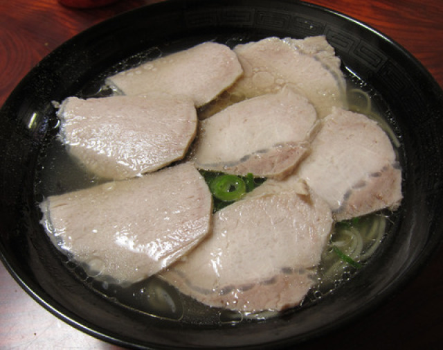 繊細で優しい味の透明豚骨ラーメン、手羽唐揚げもすこぶる美味