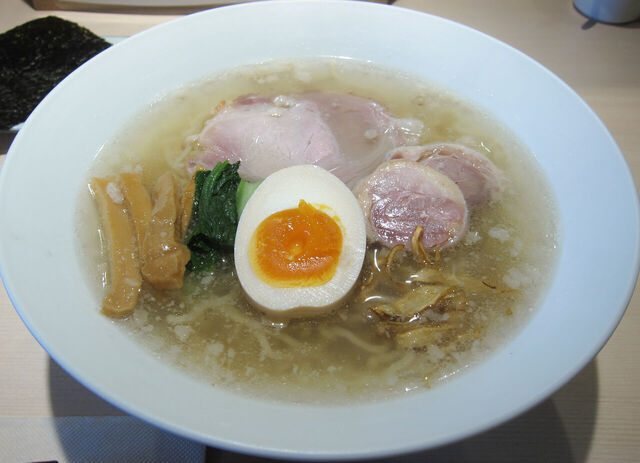 繊細な出汁の塩ラーメンと醤油が香る醤油ラーメンの店