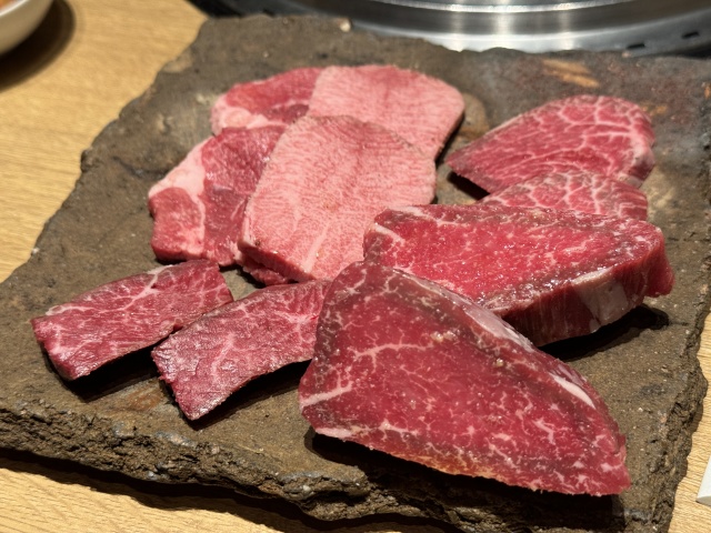 フルアテンド型の焼肉屋