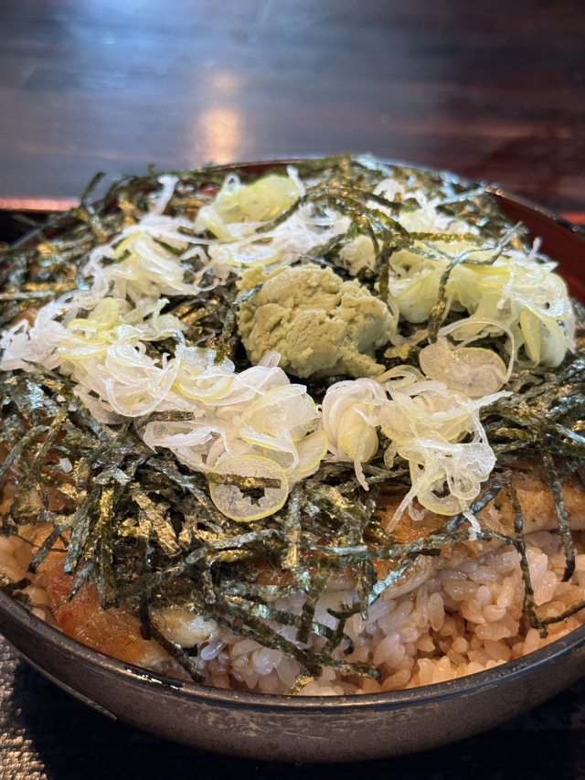 炭火焼き鰻を刻んでご飯とまぶした、まぶし丼が絶品。