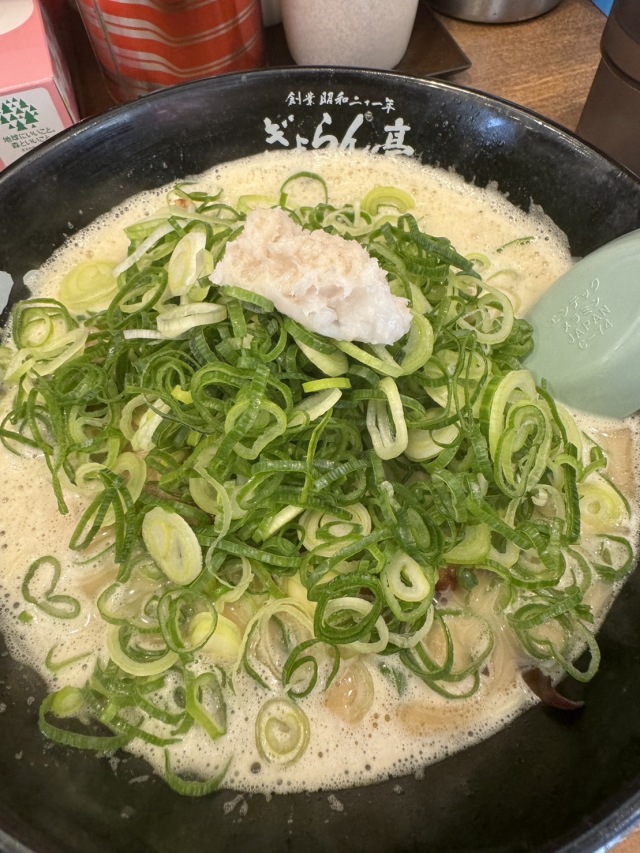 老舗のクリーミーな豚骨スープラーメン