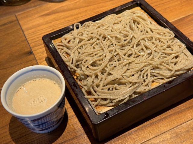 昼飲みもできる駅近で大箱な蕎麦屋